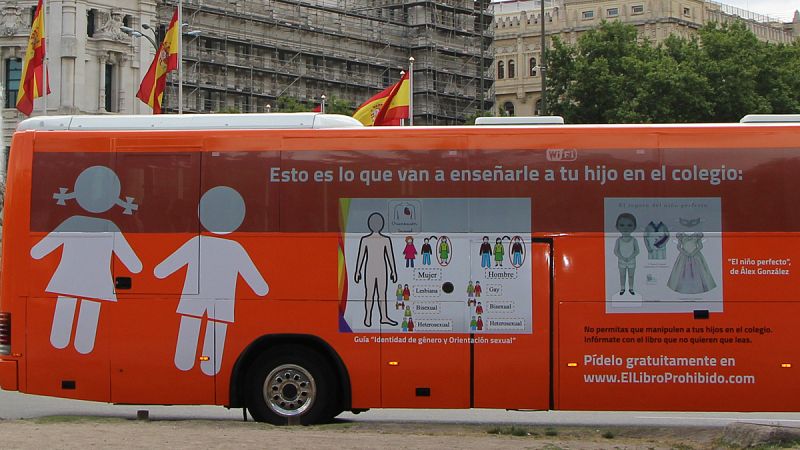 La Policía Municipal de Madrid multa al nuevo autobús de HazteOír a su paso por Cibeles