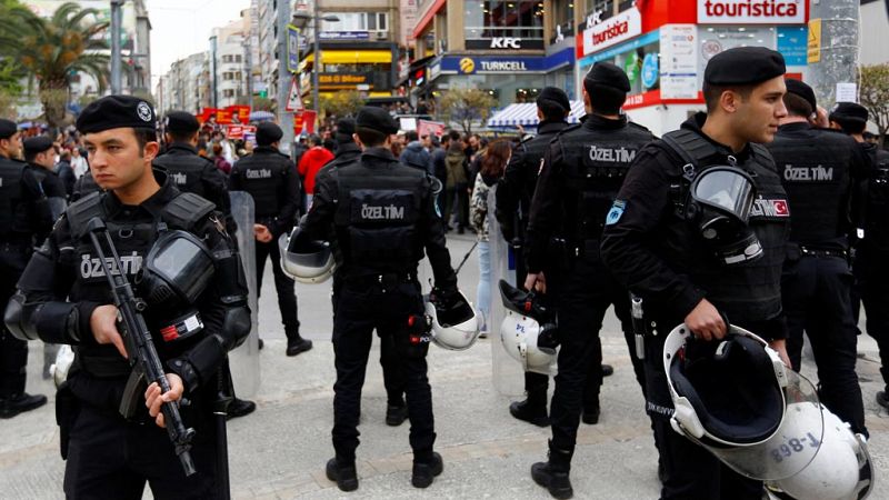 Turquía suspende a más de 9.000 policías por supuestos vínculos golpistas