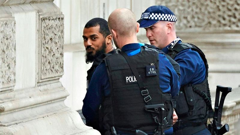 Agentes antiterroristas detienen cerca del Parlamento británico a un hombre que portaba varios cuchillos