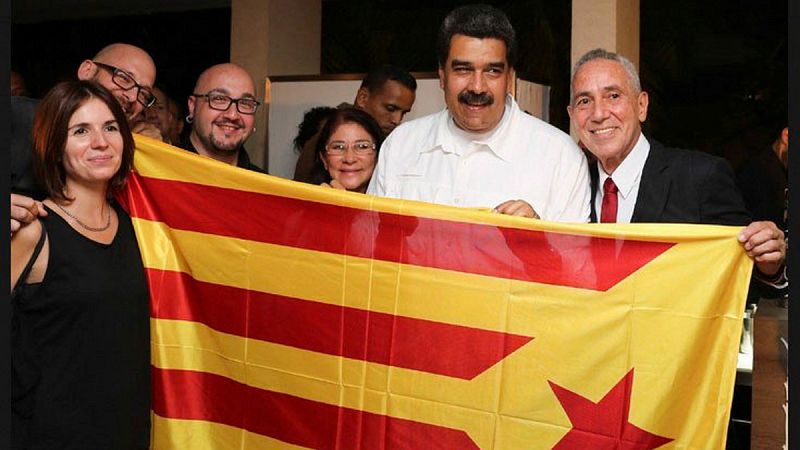 Maduro se fotografía con una estelada
