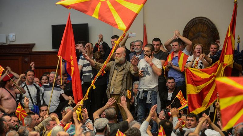 Cien heridos en disturbios en Macedonia tras la elección de un albanés como presidente del Parlamento