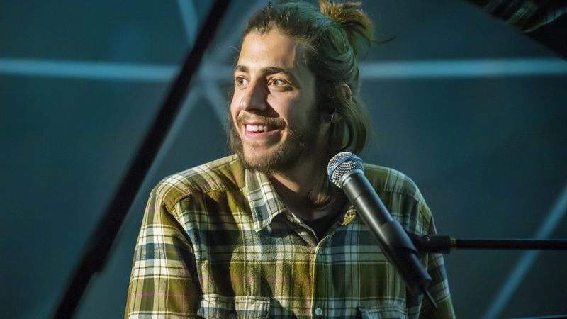 Salvador Sobral interpreta "Amar pelos dois" en exclusiva para Spain Calling International