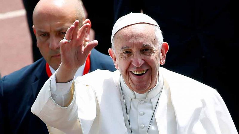 El papa rechaza el "fanatismo" en una misa con la minoría católica egipcia