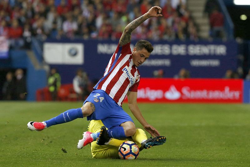 El defensa uruguayo Giménez se pederá las semifinales de Champions por lesión