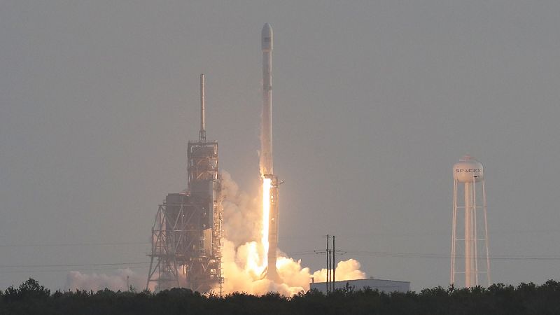 SpaceX lanza con éxito su primer satélite espía para el Gobierno de EE.UU.