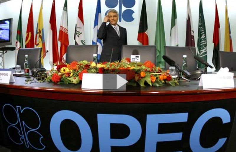 La OPEP acuerda recortar medio millón de barriles diarios de oferta excedentaria
