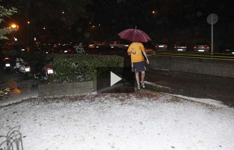 La fuerte granizada en Madrid quintuplica las salidas de los bomberos