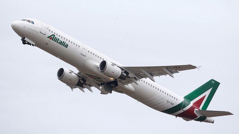 El Gobierno italiano nombra tres comisarios para Alitalia y le presta 600 millones para evitar la quiebra