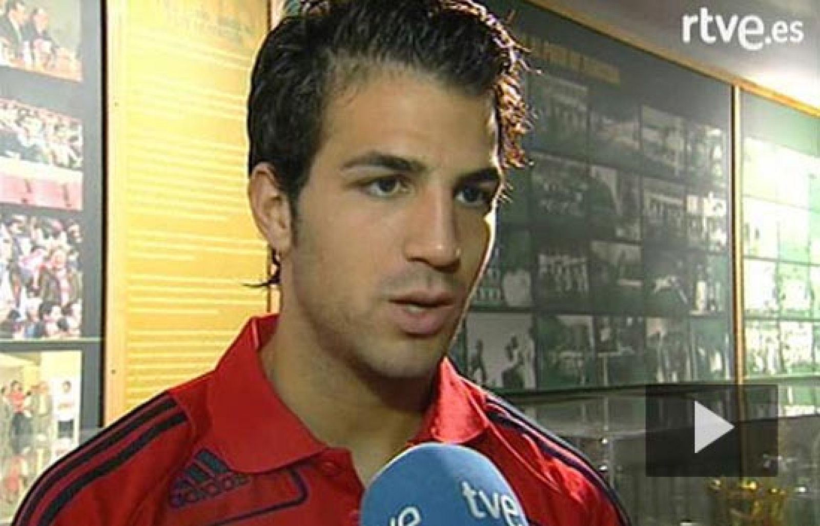 Cesc Fábregas, ante la posibilidad de quedarse fuera del once inicial, admite que hay jugadores mucho mejores que él, de los que tiene que mucho que aprender.