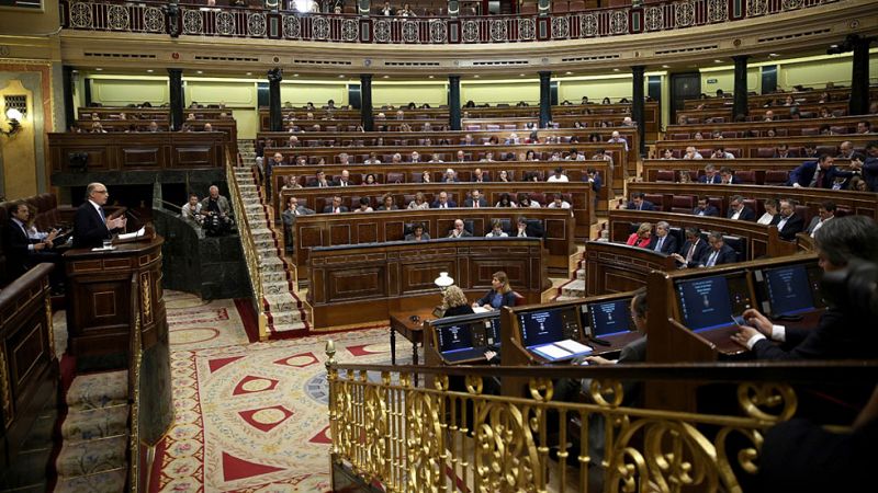 La mayoría de la oposición carga contra Montoro por unos presupuestos "continuistas"