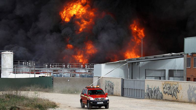Un gran incendio con explosiones en una nave de reciclaje de Arganda, en Madrid, deja tres heridos graves