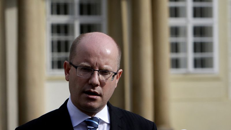 El primer ministro checo da marcha atrás, anuncia que no dimite pero exige la renuncia del ministro de Finanzas