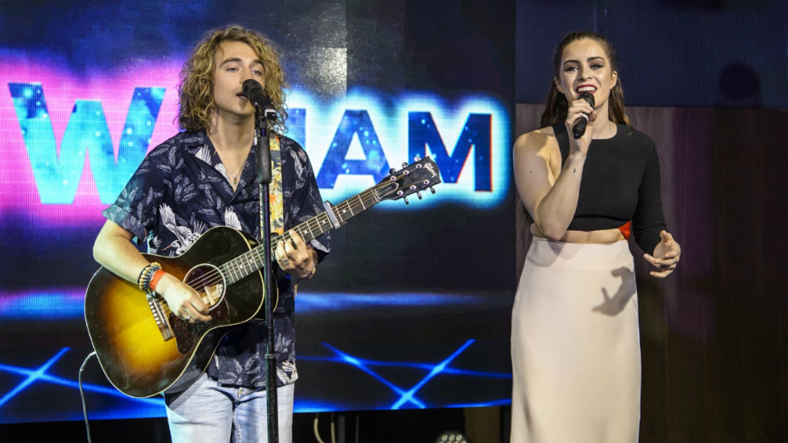 Eurovisión 2017 - Manel Navarro junto a Lucie Jones en el Euroclub