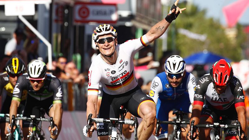 Greipel no perdona en la segunda etapa y se enfunda la 'maglia' rosa