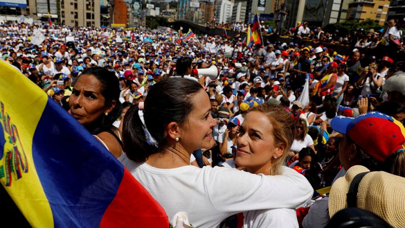 Mujeres venezolanas marchan a favor y en contra del régimen de Maduro