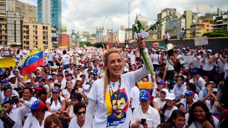 Tintori, esposa del opositor venezolano Leopoldo López, logra verle en la cárcel tras un mes sin visitas