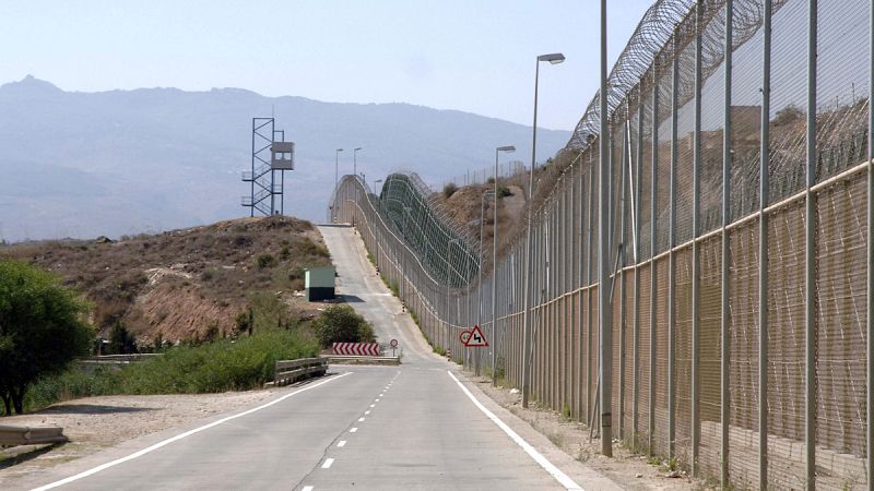 Un centenar de inmigrantes logra saltar la valla en Melilla y resultan heridos leves 3 guardias civiles