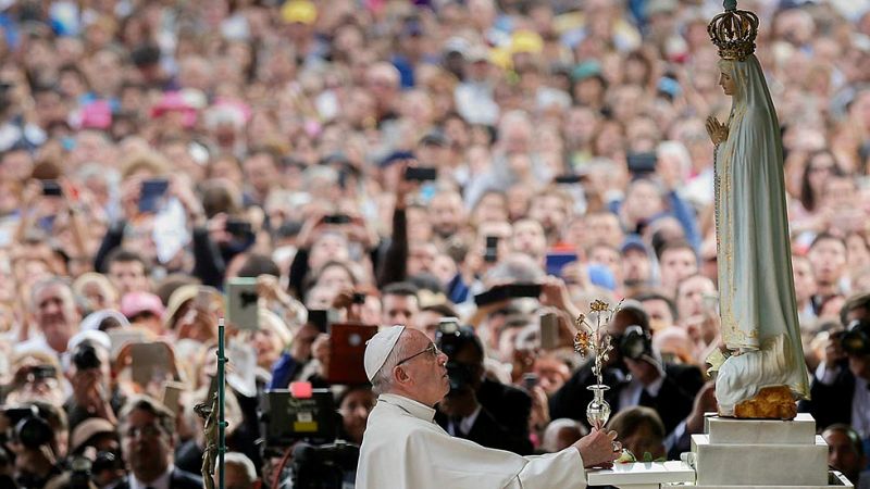 El papa llega a Fátima como un "peregrino de paz" arropado por cientos de miles de fieles