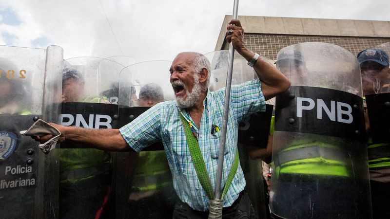 La policía venezolana impide la marcha de la tercera edad hasta la Defensoría del Pueblo en Caracas