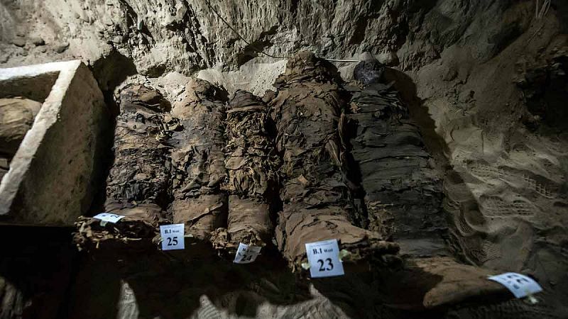 Descubren una cámara funeraria con 17 momias y varios sarcófagos en el valle del Nilo