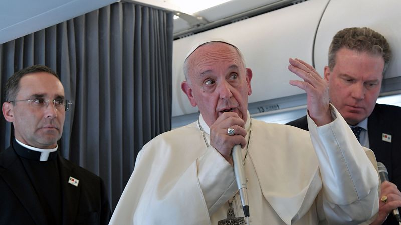 El papa lamenta que "hay dos mil" casos "amontonados" de curas pederastas por la falta de personal