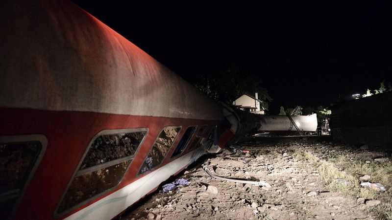 Al menos tres muertos y seis heridos al descarrilar un tren en Grecia