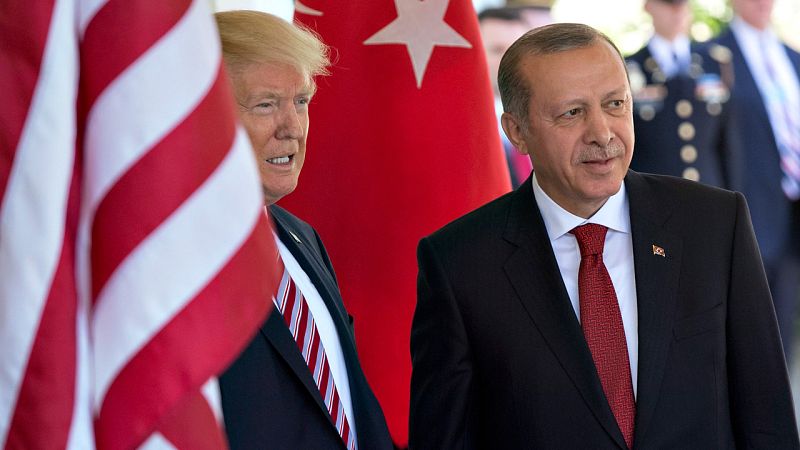 Trump recibe a Erdogan con un fondo de tensión por el rearme de las milicias kurdas de Siria
