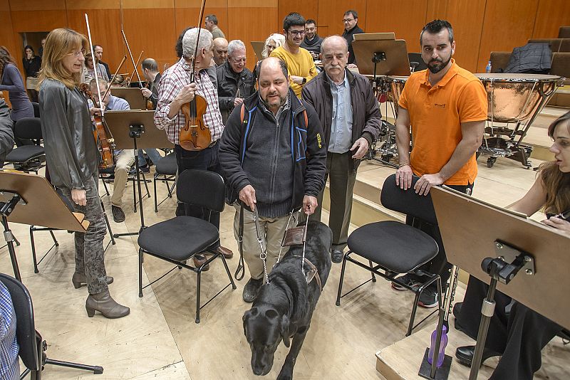 Cuatro personas ciegas de la ONCE viven un concierto junto a los m�sicos desde el interior de la Orquesta RTVE