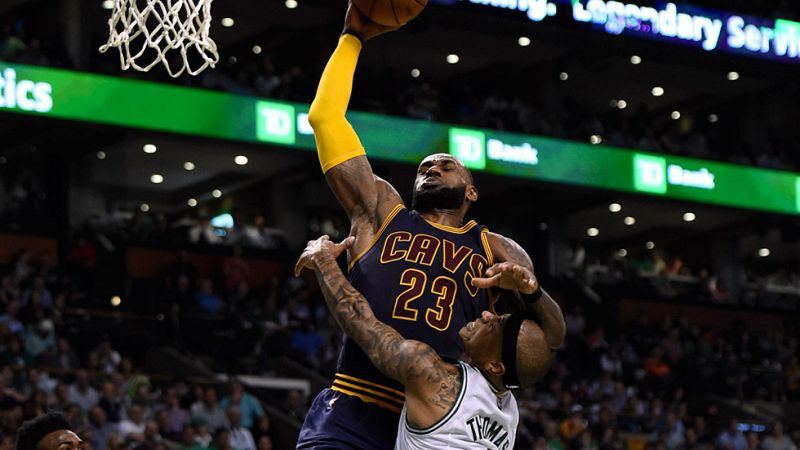 LeBron James enseña sus garras a los Celtics
