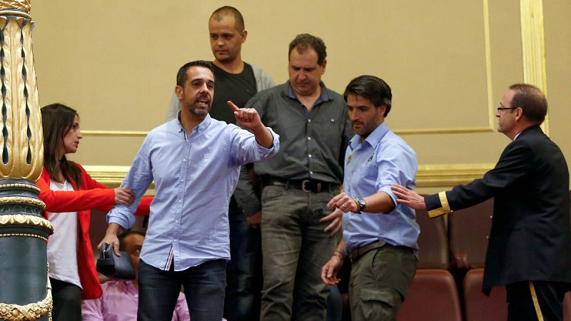 Los sindicatos de estibadores piden a la patronal negociar cuanto antes, aunque mantienen la huelga