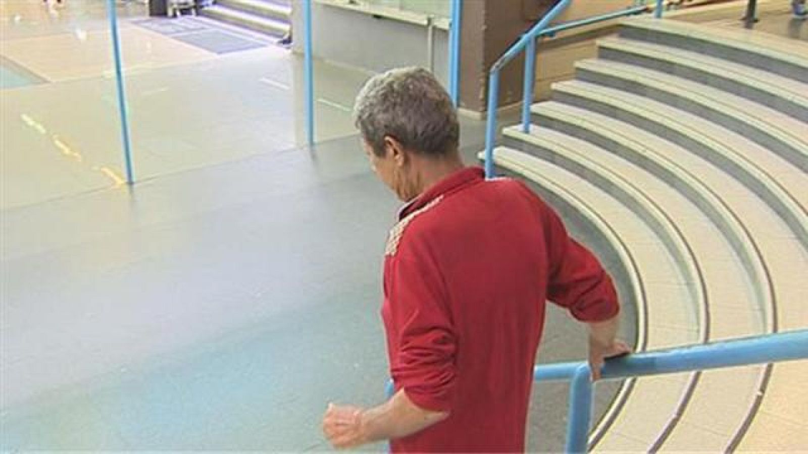 Dos jóvenes intentan quemar a un indigente | Ver