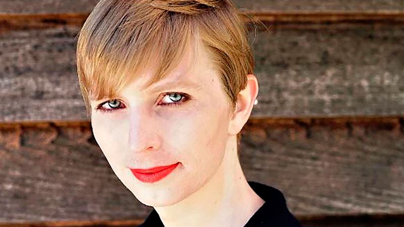 Chelsea Manning muestra su transformación en la primera foto suya que publica tras salir de prisión