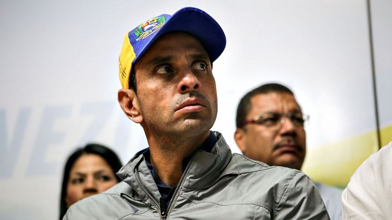 Capriles denuncia el "robo" de su pasaporte en el aeropuerto de Caracas para impedirle salir de Venezuela