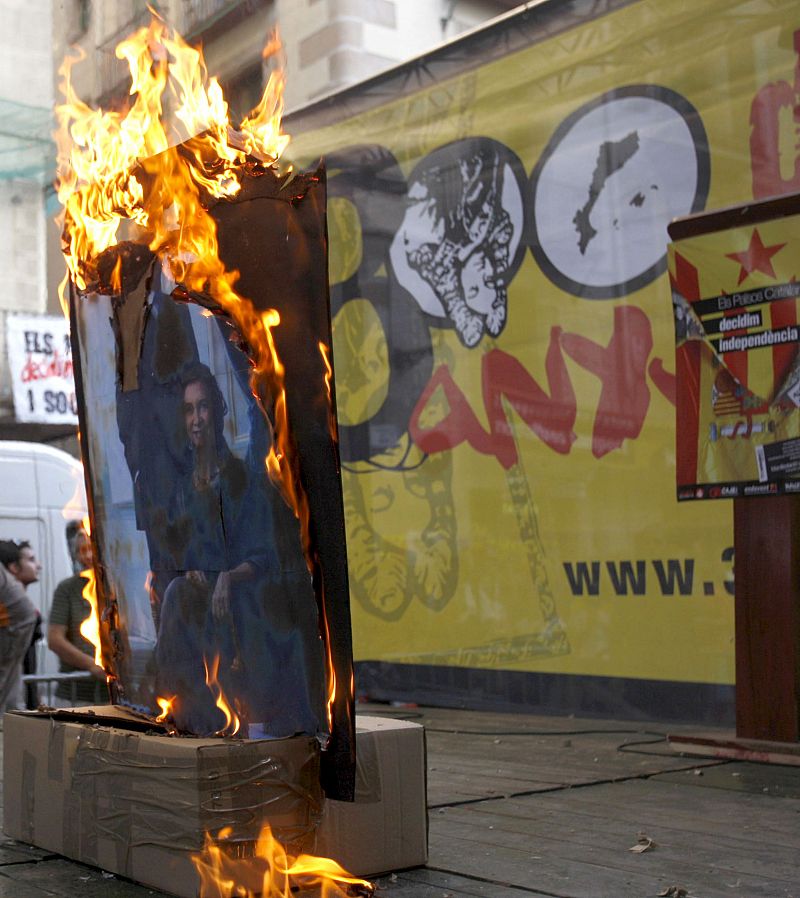 Vuelven a quemar fotos de los Reyes y banderas de España en Barcelona