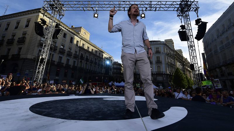 Una manifestación apoya en Madrid la moción de censura contra Rajoy promovida por Podemos
