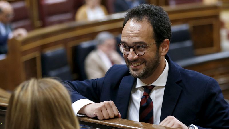 Antonio Hernando dimite como portavoz del PSOE en el Congreso