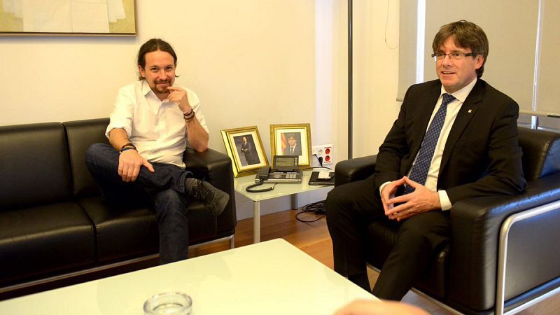 Iglesias se reúne con Puigdemont en Madrid y le pide apoyo para la moción de censura contra Rajoy