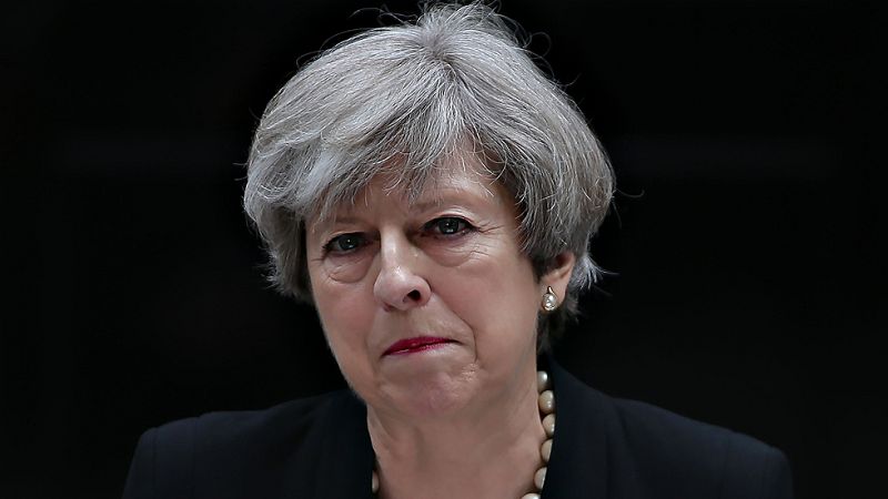Theresa May: "Es un ataque terrorista atroz contra nuestros jóvenes"