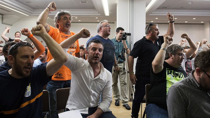 Los estibadores ratifican el preacuerdo que garantiza el empleo a cambio de una rebaja salarial del 10%