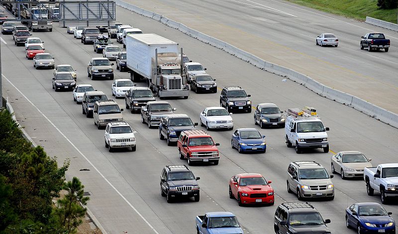 Miles de ciudadanos huyen de Texas ante llegada del "Ike"