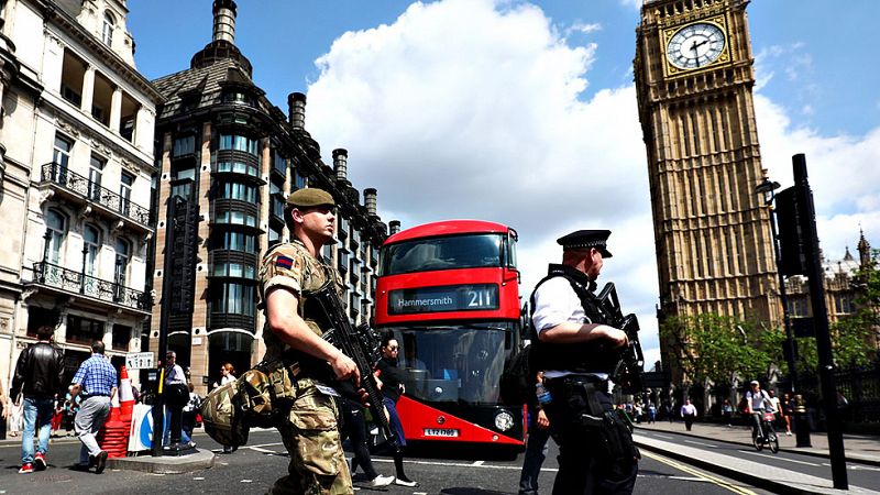 El Reino Unido sube el nivel de alerta a "crítico" y despliega al Ejército