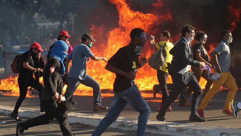 Una masiva y violenta protesta exige frente al Parlamento la renuncia de Temer y colapsa Brasilia