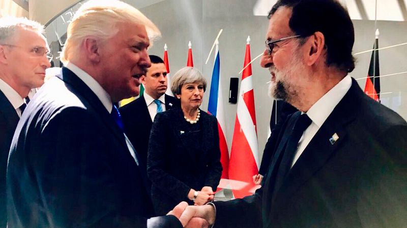 Rajoy saluda a Trump y mantienen una breve charla en la cumbre de la OTAN