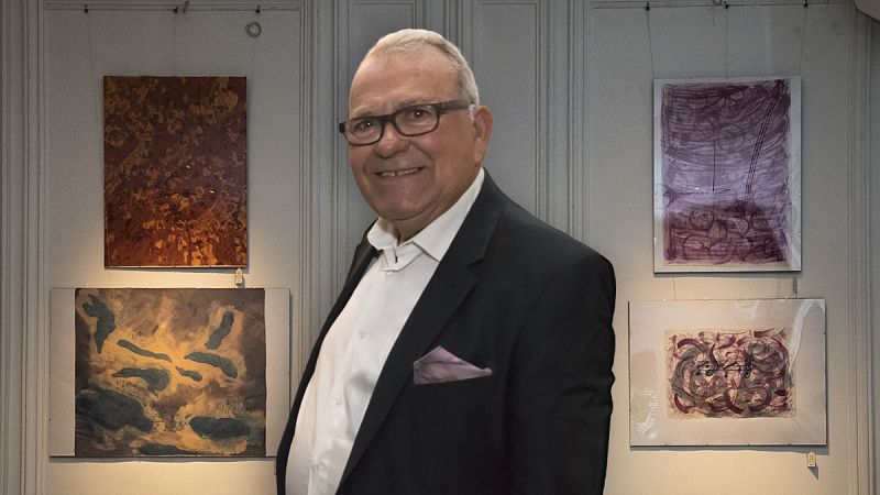 El modisto Alfredo Caral expone 'Cosmos', su colección textil