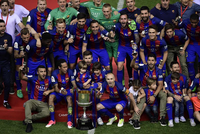 Messi regala a Luis Enrique su Copa de despedida