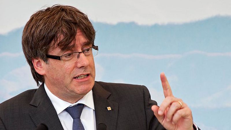 Puigdemont convoca a reunión este lunes a los partidos favorables al referéndum