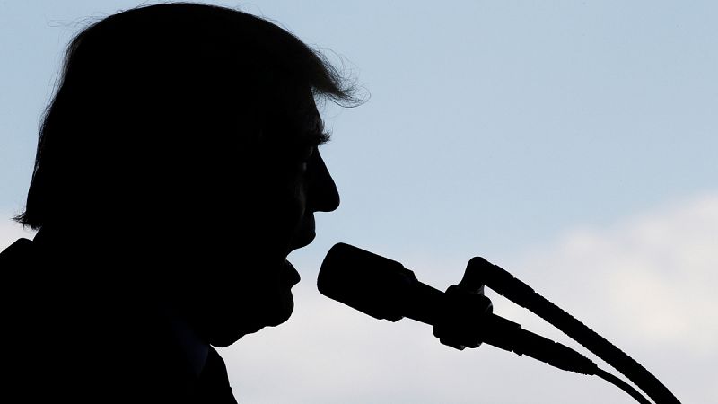 Trump acusa a los medios de "fabricar" noticias e "inventar" fuentes anónimas