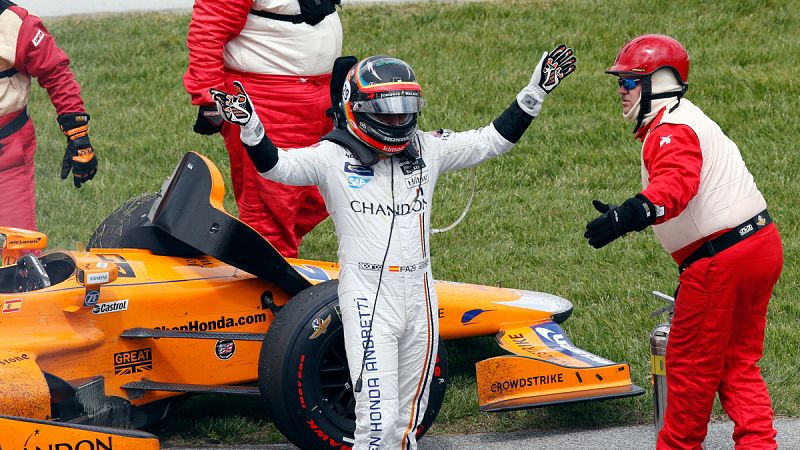 Alonso rompe el motor y Sato gana las 500 Millas