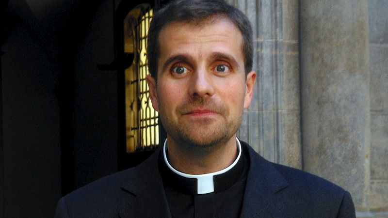 El obispo de Solsona, escoltado al salir de la iglesia entre abucheos por sus declaraciones homófobas