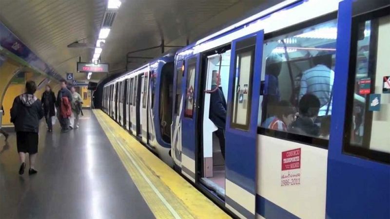 Un joven de 13 años pierde las dos piernas al ser arrollado por el Metro al caerse de los acoples de un tren